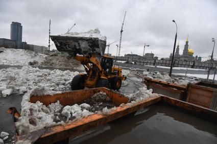 Москва.   Уборка снега.