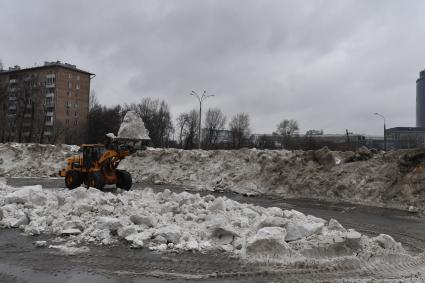 Москва.   Уборка снега.