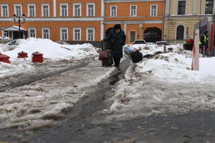 Москва.  Пешеходы  на одной из улиц Москвы.