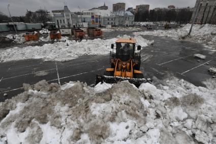 Москва.   Уборка снега.