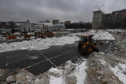 Москва.   Уборка снега.