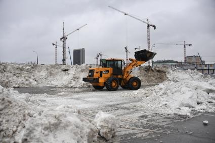 Москва.    Спецтехника на снегоплавильном пункте.