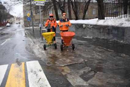 Москва.   Дворники убирают снег.