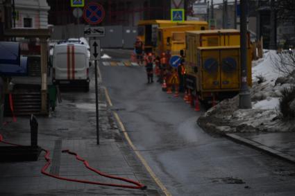 Москва.  Сотрудники коммунальных служб убирают снег на улицах города.