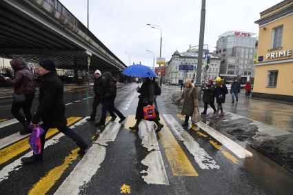 Москва.  Пешеходы переходят дорогу на одной из улиц Москвы.