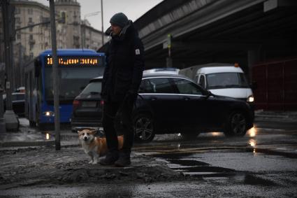 Москва.  Пешеход переходит дорогу на одной из улиц Москвы.