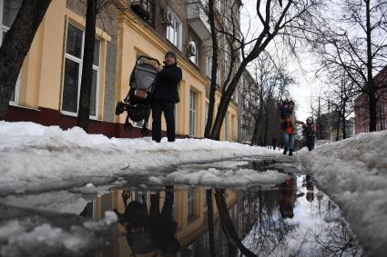 Москва.  Пешеходы  на одной из улиц Москвы.