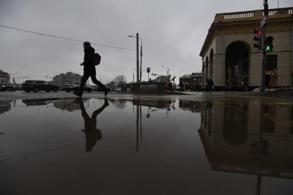 Москва.  Пешеход переходит улицу у метро Парк Культуры.