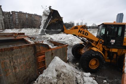 Москва.   Уборка снега.