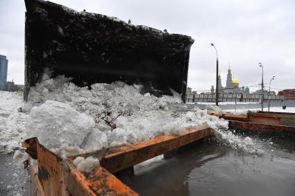 Москва.   Уборка снега.