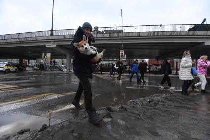 Москва.  Пешеход переходит дорогу на одной из улиц Москвы.