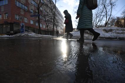 Москва.  Пешеходы  на одной из улиц Москвы.