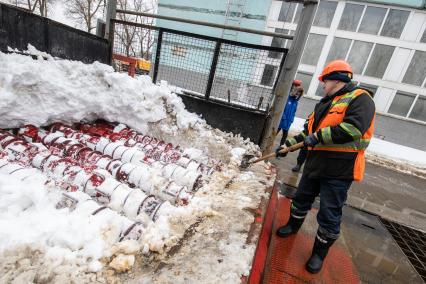 Москва.  Сотрудник снегоплавильного пункта ГУП`Мосводосток`во время разгрузки грузовых автомобилей со снегом.