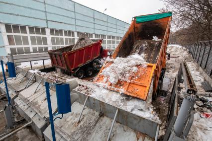 Москва. Разгрузка снега на снегоплавильном пункте ГУП `Мосводосток`.