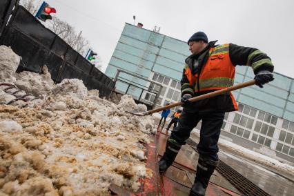 Москва. Сотрудник снегоплавильного пункта ГУП`Мосводосток`во время разгрузки грузовых автомобилей со снегом.