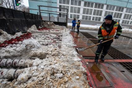 Москва. Сотрудник снегоплавильного пункта ГУП`Мосводосток`во время разгрузки грузовых автомобилей со снегом.