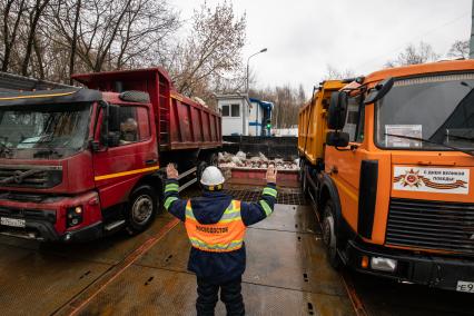 Москва.  Сотрудник снегоплавильного пункта ГУП`Мосводосток`во время разгрузки грузовых автомобилей со снегом.