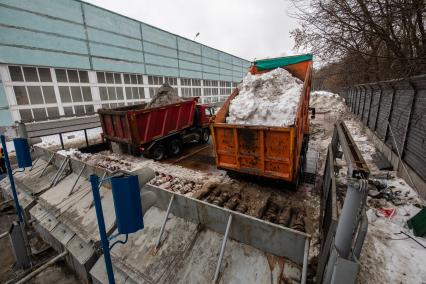 Москва.  Разгрузка снега на снегоплавильном пункте  ГУП `Мосводосток`.