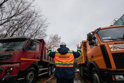 Москва.  Сотрудник снегоплавильного пункта ГУП`Мосводосток`во время разгрузки грузовых автомобилей со снегом.