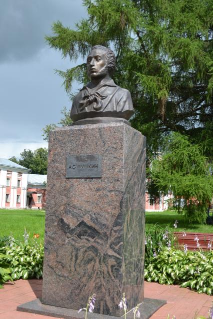 Московская область, Ярополец.  Бюст А.С. Пушкина в усадьбе Гончаровых.