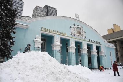 Москва. Здание плавательного бассейна универсального спортивного комплекса ЦСКА.