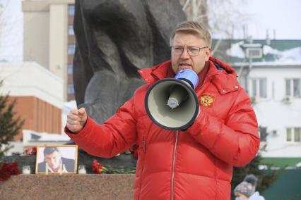 Барнаул. Председатель партии `Яблоко` Николай Рыбаков выступил на согласованном митинге памяти Бориса Немцова на площади Свободы у памятника жертвам политических репрессий.