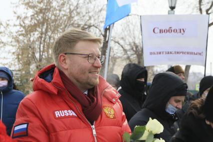 Барнаул. Председатель партии `Яблоко` Николай Рыбаков выступил на согласованном митинге памяти Бориса Немцова на площади Свободы у памятника жертвам политических репрессий.