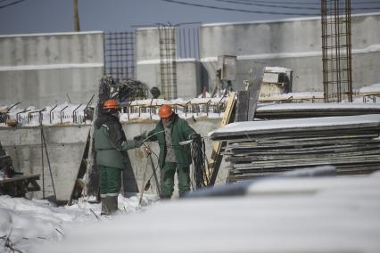 Екатеринбург. Рабочие на территории строящейся Деревни Универсиады-2023, которая пройдет в Екатеринбурге с 8 по 19 августа 2023 г.