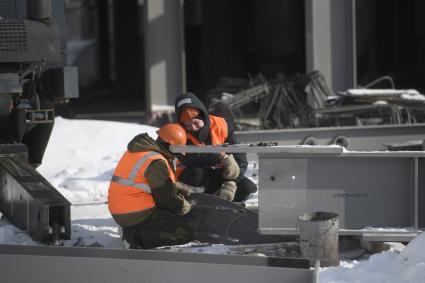 Екатеринбург. Рабочие на территории строящейся Деревни Универсиады-2023, которая пройдет в Екатеринбурге с 8 по 19 августа 2023 г.