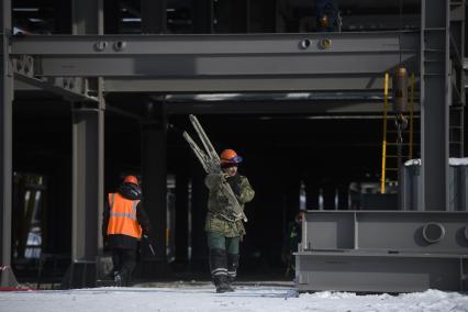 Екатеринбург. Рабочие на территории строящейся Деревни Универсиады-2023, которая пройдет в Екатеринбурге с 8 по 19 августа 2023 г.