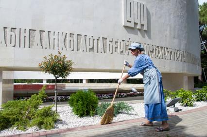 Ялта. Дворники МУП `Зеленстрой` в новой летней форме во время уборки территории  Холма Славы в Ялте.