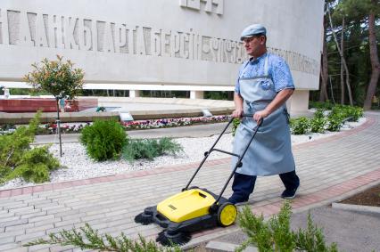 Ялта. Дворники МУП `Зеленстрой` в новой летней форме во время уборки территории  Холма Славы в Ялте.