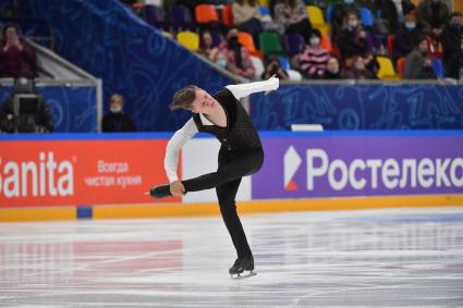 Москва. Спортсмен Евгений Семененко во время выступления в короткой программе мужского одиночного катания на финале `Кубка России - Ростелеком` по фигурному катанию во дворце спорта `Мегаспорт`.