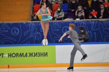 Москва. Спортсмены Роман Плешков и Алина Пепелева во время выступления в короткой программе парного катания на финале `Кубка России - Ростелеком` по фигурному катанию во дворце спорта `Мегаспорт`.