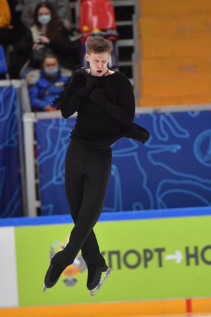 Москва. Спортсмен Алексей Ерохов во время выступления в короткой программе мужского одиночного катания на финале `Кубка России - Ростелеком` по фигурному катанию во дворце спорта `Мегаспорт`.