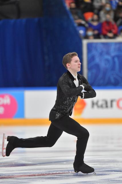 Москва. Спортсмен Андрей Мозалев во время выступления в короткой программе мужского одиночного катания на финале `Кубка России - Ростелеком` по фигурному катанию во дворце спорта `Мегаспорт`.