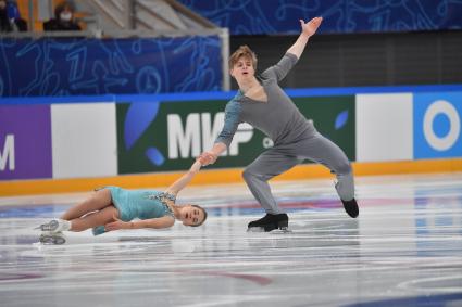 Москва. Спортсмены Роман Плешков и Алина Пепелева во время выступления в короткой программе парного катания на финале `Кубка России - Ростелеком` по фигурному катанию во дворце спорта `Мегаспорт`.