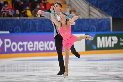 Москва. Спортсмены Карина Акопова и Никита Рахманин во время выступления в короткой программе парного катания на финале `Кубка России - Ростелеком` по фигурному катанию во дворце спорта `Мегаспорт`.