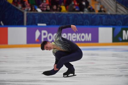 Москва. Спортсмен Петр Гуменник во время выступления в короткой программе мужского одиночного катания на финале `Кубка России - Ростелеком` по фигурному катанию во дворце спорта `Мегаспорт`.