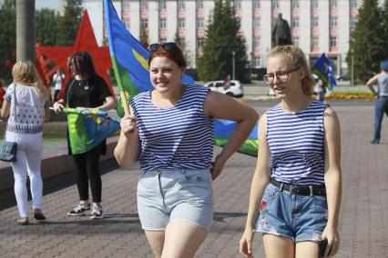 Барнаул.  Девушки   во время празднования Дня Воздушно-десантных войск России.
