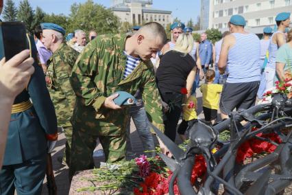 Барнаул.  Десантник  во время   возложения цветов к мемориалу у Вечного огня в День Воздушно-десантных войск России.