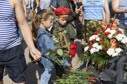 Барнаул.  Дети  во время   возложения цветов к мемориалу у Вечного огня в День Воздушно-десантных войск России.