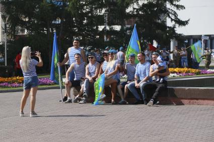 Барнаул.  Десантники фотографируются   во время празднования Дня Воздушно-десантных войск России.