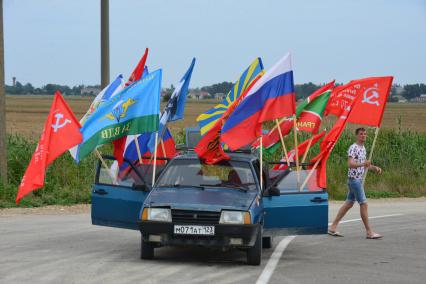 Крым. Симферополь. Мужчина продает флаги у дороги.