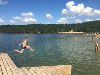 Московская область. Лыткарино. Отдыхающие на городском пляже.