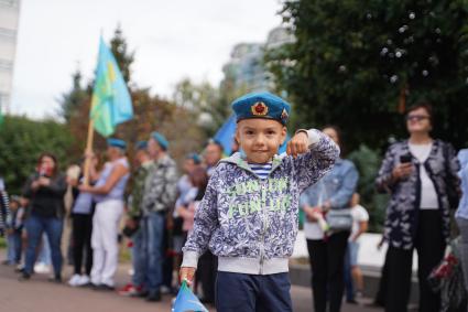 Самара. Мальчик в форме десантных войск во время празднования Дня Воздушно-десантных войск России.