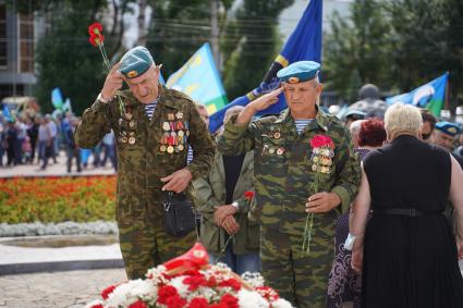 Самара. Церемония возложения цветов к мемориалу  во время празднования Дня Воздушно-десантных войск России.