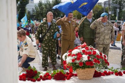 Самара. Церемония возложения цветов к мемориалу  во время празднования Дня Воздушно-десантных войск России.