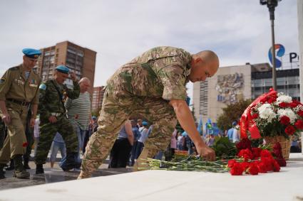 Самара. Церемония возложения цветов к мемориалу  во время празднования Дня Воздушно-десантных войск России.