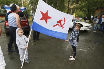 Барнаул. Дети держат флаг во время празднования Дня Воздушно-десантных войск России.